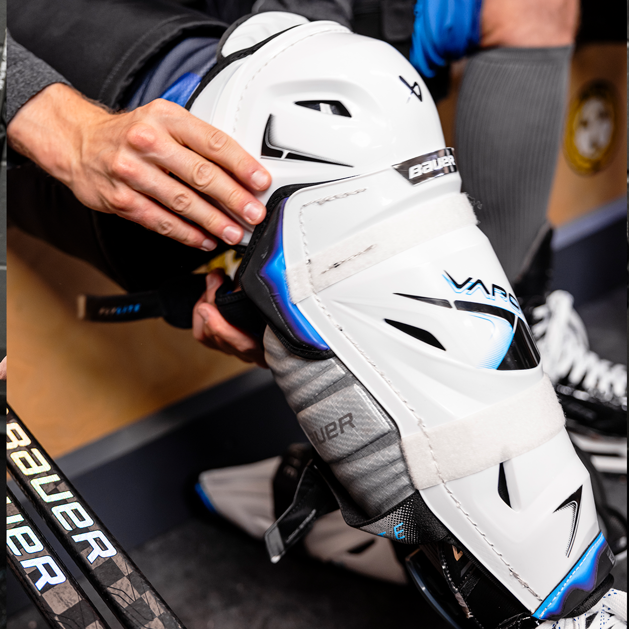 BAUER VAPOR FLYLITE SHIN GUARD JUNIOR