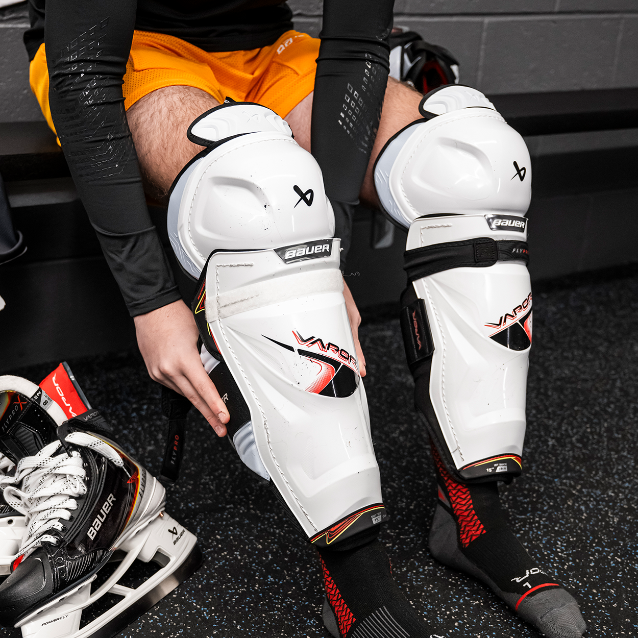 BAUER VAPOR FLYPRO SHIN GUARD SENIOR